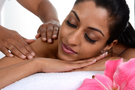 Massage: Женщина, получение получать расслабляющий массаж в салоне Фото со стока