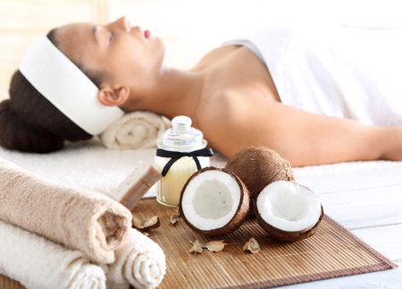 coconut: Điều trị Wellness & spa với dầu dừa, thư giãn nữ tính
