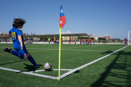 バレンシア スペイン 15 年 5 月 2 日 未知の女性サッカー選手が市リーグのサッカーの試合中にコーナー キックを取って サッカーはスペイン で最も人気のあるスポーツです の写真素材 画像素材 Image