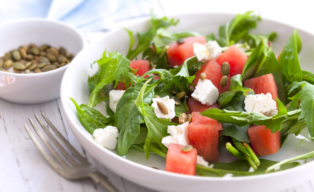 watermelon: Dưa hấu salad với phô mai feta, hạt bí ngô nướng, rau arugula, rau bina và bạc hà.