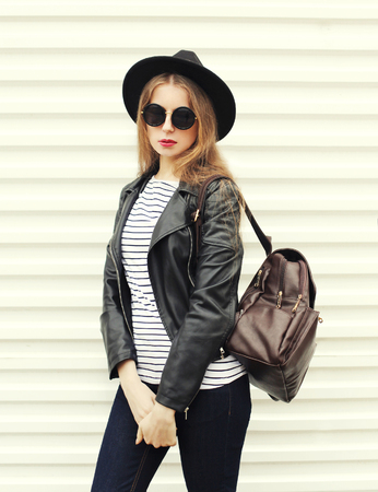 白背景に黒ロック スタイルのファッションかなり若い女性 の写真素材 画像素材 Image 白背景に黒ロック スタイルのファッションかなり若い女性 の写真素材 画像素材 Image