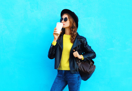 カラフルな青の背景に黒のロック スタイルの洋服を着てコーヒー カップとファッションかなり屈託のない笑顔の女性 の写真素材 画像素材 Image カラフルな青の背景に黒のロック スタイルの洋服を着てコーヒー カップとファッションかなり屈託のない笑顔の女性 の写真素材 画像素材 Image