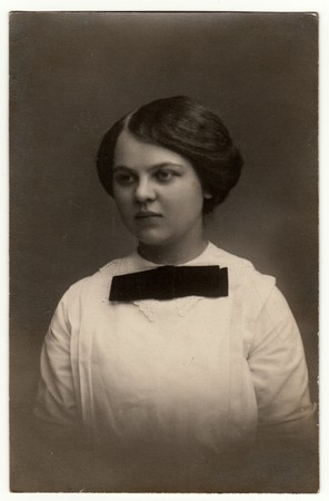 ドイツ 1930 年代頃 ヴィンテージ写真ショー女性 写真撮影のスタジオの肖像画 エドワードの髪型の女性 セピア色の効果とレトロなブラック ホワイト スタジオ撮影 の写真素材 画像素材 Image