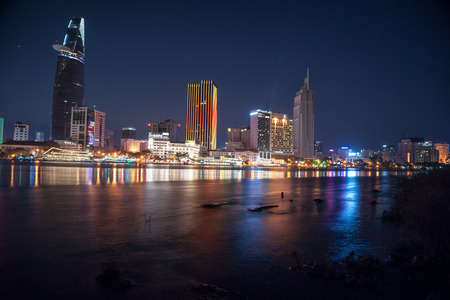 The landscape of Saigon: Cityscape của Hồ Chí Minh về đêm với ánh sáng rực rỡ của kiến trúc hiện đại, xem qua sông Sài Gòn ở miền Nam Việt Nam.