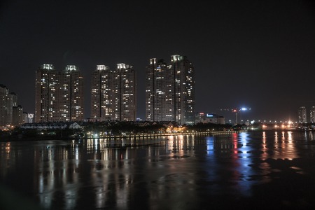 The landscape of Saigon: Cityscape của Hồ Chí Minh về đêm với ánh sáng rực rỡ của kiến trúc hiện đại, xem qua sông Sài Gòn ở miền Nam Việt Nam.