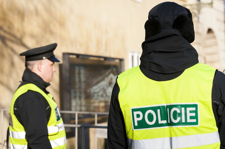 プラハ、チェコ共和国。2015 年 1 月 26 日。プラハの街で制服姿