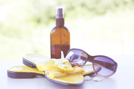 Accent chapeau crème solaire sur les lunettes de soleil Accent chapeau crème solaire sur les lunettes de soleil