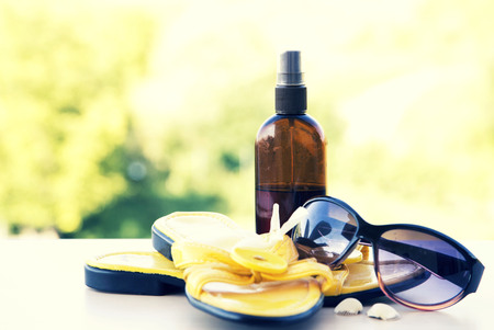 Accent chapeau crème solaire sur les lunettes de soleil Accent chapeau crème solaire sur les lunettes de soleil