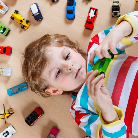 室内のおもちゃの車がたくさん遊んで面白い少年 子供男の子カラフルなシャツを着て 楽しい時を過します の写真素材 画像素材 Image 室内のおもちゃの車がたくさん遊んで面白い少年 子供男の子カラフルなシャツを着て 楽しい時を過します の写真素材 画像素材 Image
