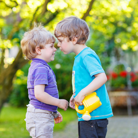 ハグと家の屋外で 楽しい 2 つの小さな金髪兄弟男の子の庭 かわいいお友達と日当たりの良い暖かい夏の日に一緒に遊ぶ 兄弟愛 の写真素材 画像素材 Image ハグと家の屋外で 楽しい 2 つの小さな金髪兄弟男の子の庭 かわいいお友達と日当たりの良い暖かい夏の日に一緒に遊ぶ 兄弟愛 の写真素材 画像素材 Image