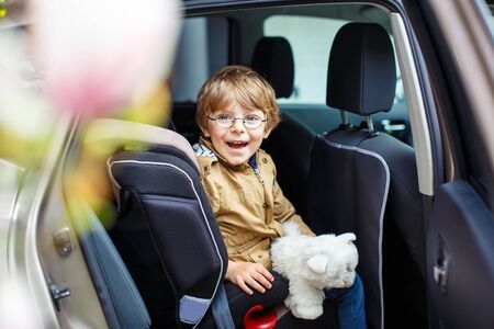 車の中に座ってメガネを幼児男の子子供の肖像画 ベルトとグッズで安全車の座席の子供 子供とトラフィックの法概念と安全な旅行 の写真素材 画像素材 Image 車の中に座ってメガネを幼児男の子子供の肖像画 ベルトとグッズで安全車の座席の子供 子供とトラフィックの法概念と安全な旅行 の写真素材 画像素材 Image