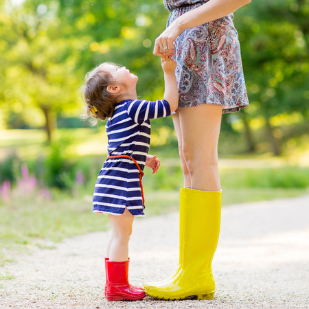 若い母親と楽しんでゴム長靴で愛らしい子少女 一緒に家族に見えます 赤いブーツの女の子 女性の足が長い の写真素材 画像素材 Image 若い母親と楽しんでゴム長靴で愛らしい子少女 一緒に家族に見えます 赤いブーツの女の子 女性の足が長い の写真素材 画像素材 Image