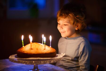 かわいい 5 歳の子供男の子彼の誕生日を祝うと自家製焼き菓子 屋内にろうそくを吹いています 子供のための誕生日パーティー の写真素材 画像素材 Image かわいい 5 歳の子供男の子彼の誕生日を祝うと自家製焼き菓子 屋内にろうそくを吹いています 子供のための誕生日パーティー の写真素材 画像素材 Image