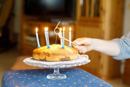 Gateau D Anniversaire Avec 6 Bougies Pour Enfant Enfant Celebre Six Ans Avec Un Gateau A La Vanille Au Chocolat Simple Banque D Images Et Photos Libres De Droits Image Gateau D Anniversaire Avec 6 Bougies Pour Enfant Enfant Celebre Six Ans Avec Un Gateau A La Vanille Au Chocolat Simple Banque D Images Et Photos Libres De Droits Image