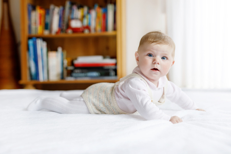 ビンテージの服を着ている女のかわいい赤ちゃんの肖像画 の写真素材 画像素材 Image