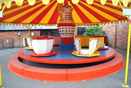 コーヒー カップに乗っています カーニバルに乗る 子供遊園地 の写真素材 画像素材 Image