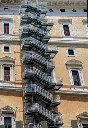イタリア ローマの古いアパートの建物にモダンな外部階段避難の繰り返しパターン の写真素材 画像素材 Image
