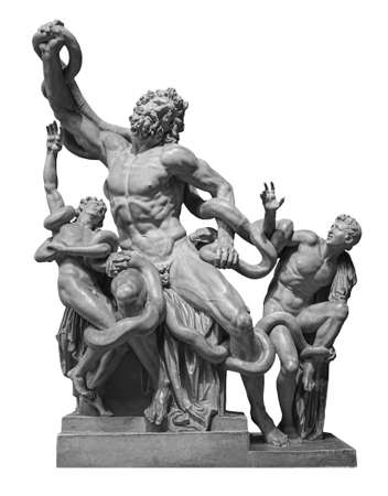 Widok z przodu słynnej rzeźby rzymskiej kopii laokoona na białym tle. trojan laocoon został uduszony przez węże morskie wraz z dwoma synami
