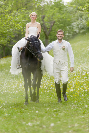 boda en el campo. la novia en su vestido de novia blanco y el novio