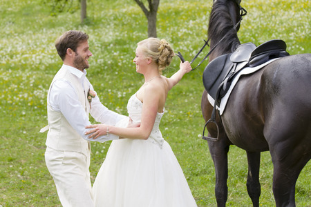 boda en el campo. la novia en su vestido de novia blanco y el novio