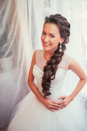 結婚式のメイクと髪型結婚式の新婚女性最終的な準備の寝室で美しい若い花嫁 幸せな花嫁待っている新郎 結婚結婚式の日の瞬間 花嫁の肖像画のソフト フォーカス の写真素材 画像素材 Image 34328032