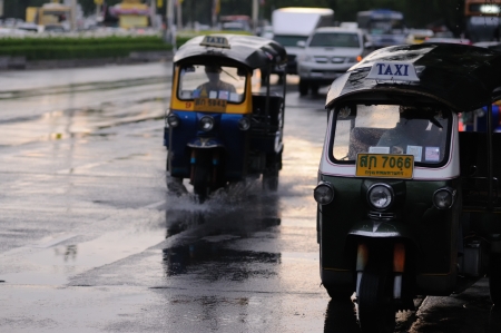 パキスタン サモサ テンポ トゥクトゥク 三輪自転車 Autorick とも呼ばれる三輪タクシー 花とウルドゥー語のスローガンを描いた の写真素材 画像素材 Image パキスタン サモサ テンポ トゥクトゥク 三輪自転車 Autorick とも呼ばれる三輪タクシー 花とウルドゥー語のスローガンを描いた の写真素材 画像素材 Image