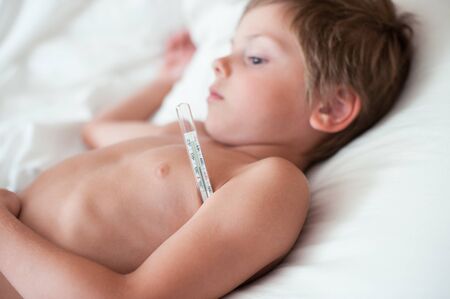 脇の下の温度計で横になっている病気の子供 の写真素材 画像素材 Image 脇の下の温度計で横になっている病気の子供 の写真素材 画像素材 Image