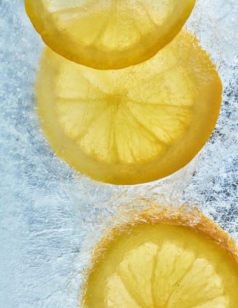 氷の上のレモン 柑橘類のさわやかな夏の背景 黄色いレモンと上から氷の写真 の写真素材 画像素材 Image