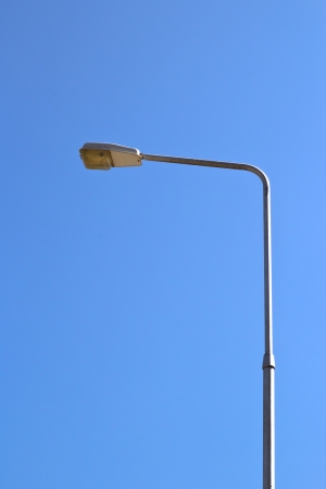 青い空に分離された街灯ポール の写真素材 画像素材 Image