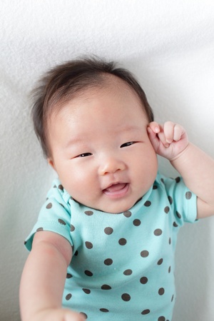 かわいい赤ちゃんの笑顔の顔 赤ちゃんは 2 ヶ月 子供はアジアの女の子 の写真素材 画像素材 Image