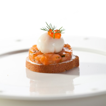 サーモンのタルタルうずらの半熟卵とキャビアを添えて の写真素材 画像素材 Image サーモンのタルタルうずらの半熟卵とキャビアを添えて の写真素材 画像素材 Image