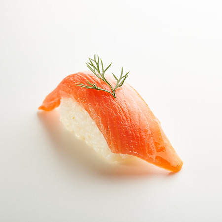 日本の寿司 白地酒握り寿司 サーモン寿司 の写真素材 画像素材 Image