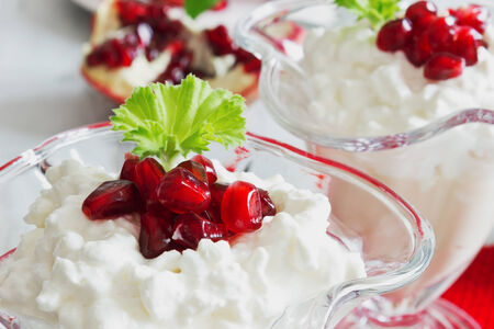 テーブルの上の美しいアイス クリーム ボウルで熟したザクロの種子とカッテージ チーズのデザート 健康 ダイエット食品 健康的な朝食 の写真素材 画像素材 Image