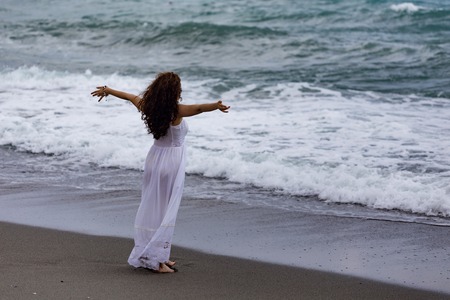 海によって海の地平線上の嵐を見て傘座っているインド人夫婦の後姿 の写真素材 画像素材 Image
