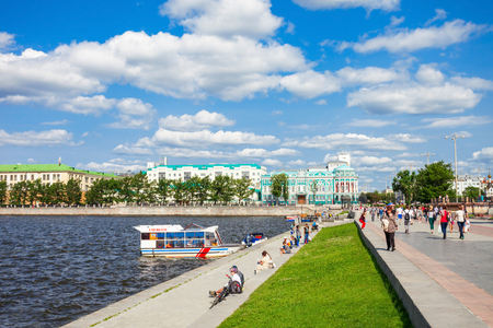 エカテリンブルク ロシア連邦 16 年 7 月 2 日 エカテリンブルク市センター スカイラインとイセチ川 エカテリンブルグは ロシアのスヴェルドロフスク州の中心部 4 番目に大きい都市です の写真素材 画像素材 Image エカテリンブルク ロシア連邦 16 年 7 月 2 日 エカテリンブルク市センター スカイラインとイセチ川 エカテリンブルグは ロシアのスヴェルドロフスク州の中心部 4 番目に大きい都市です の写真素材 画像素材 Image