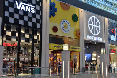 dubai mall vans store