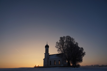 近くの教会 幻想的な冬の自然風景 壁紙冬の日の出 の写真素材 画像
