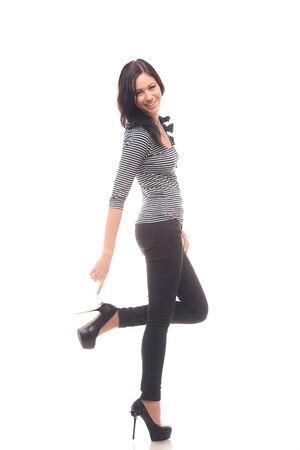 白い背景の上の笑顔若い女性モデル立ちの全長 の写真素材 画像素材 Image