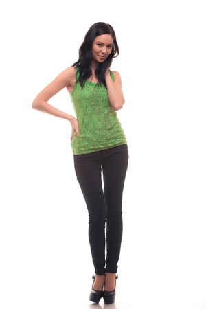 白い背景の上の笑顔若い女性モデル立ちの全長 の写真素材 画像素材 Image