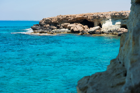 アギア ナパ キプロス 17 年 6 月 15 日 アギア ナパの海の洞窟を訪れる観光客 沿岸の洞窟 キプロス島の主要観光スポットの一つ の写真素材 画像素材 Image アギア ナパ キプロス 17 年 6 月 15 日 アギア ナパの海の洞窟を訪れる観光客 沿岸の洞窟 キプロス島の主要観光スポットの一つ の写真素材 画像素材 Image