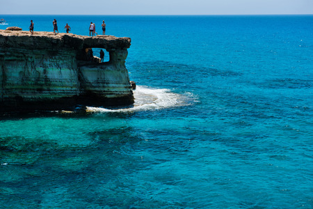 アギア ナパ キプロス 17 年 6 月 15 日 アギア ナパの海の洞窟を訪れる観光客 沿岸の洞窟 キプロス島の主要観光スポットの一つ の写真素材 画像素材 Image アギア ナパ キプロス 17 年 6 月 15 日 アギア ナパの海の洞窟を訪れる観光客 沿岸の洞窟 キプロス島の主要観光スポットの一つ の写真素材 画像素材 Image