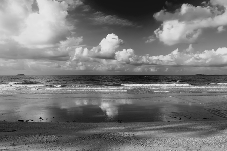 光と熱帯のビーチ リゾートで素敵なトワイライト タイム ブルー海前景とモルディブの美しい曇り夕暮れ空の背景 の写真素材 画像素材 Image 光と熱帯のビーチ リゾートで素敵なトワイライト タイム ブルー海前景とモルディブの美しい曇り夕暮れ空の背景 の写真素材 画像素材 Image