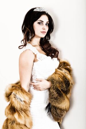 結婚式のメイクと髪型とウェディング ドレスの若い美しい花嫁のクローズ アップの肖像画 若い花嫁赤い毛皮から毛皮のコート の写真素材 画像素材 Image