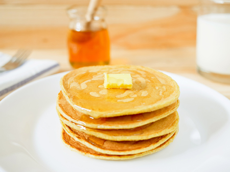 新鮮なイチゴと蜂蜜の自家製小麦粉無しオートミールパンケーキのスタック の写真素材 画像素材 Image
