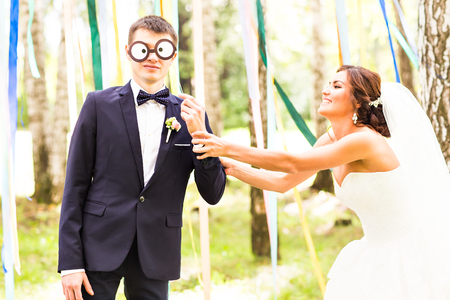 エイプリルフールの日 結婚式のカップルの王冠 ポーズのマスクします の写真素材 画像素材 Image