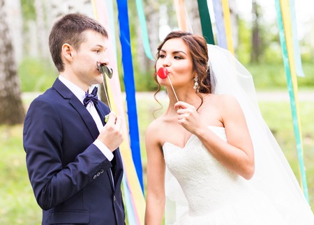 エイプリルフールの日 結婚式のカップルのマスクでポーズ の写真素材 画像素材 Image