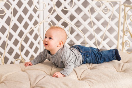 美しい笑顔のかわいい赤ちゃん 笑う赤ちゃん男の子のおなかの上に家で横になっています の写真素材 画像素材 Image