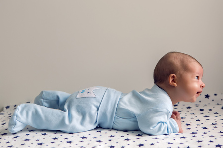 おむつをお腹の上に星ある新生児 の写真素材 画像素材 Image