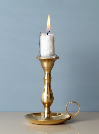 ろうそくを燃やすとアンティークの金属燭台 の写真素材 画像素材 Image