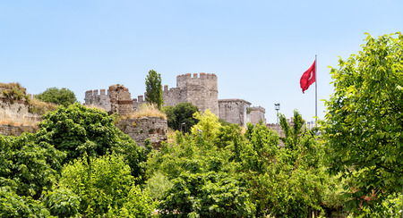 イェディクール要塞 7 の塔の城 トルコのイスタンブールでトルコ国旗とコンスタンティノープルの城壁 の写真素材 画像素材 Image イェディクール要塞 7 の塔の城 トルコのイスタンブールでトルコ国旗とコンスタンティノープルの城壁 の写真素材 画像素材 Image